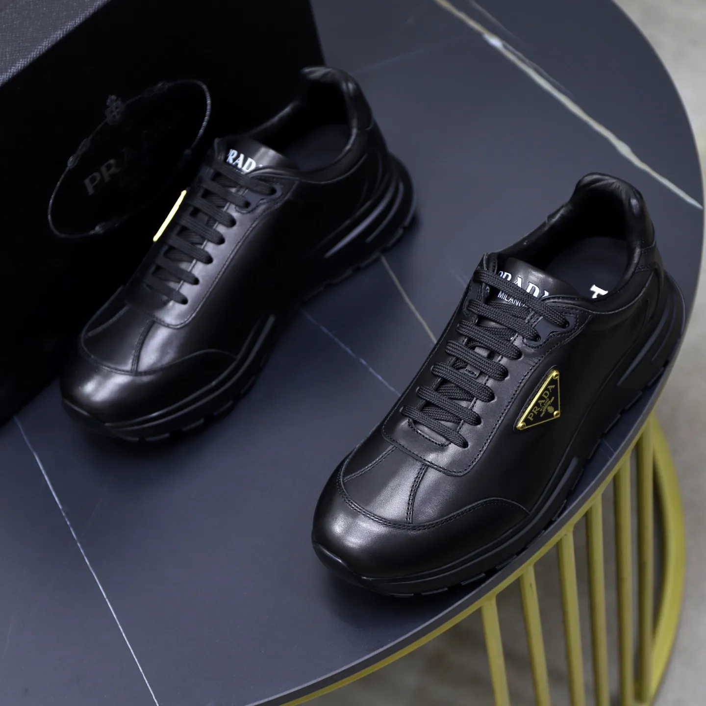Factory price: 740💰Top original order Brand: PRADA (Prada) Standard code: Men's size 38/44 (45 can be customized) Grade: Same as the official website Material: Original cowhide stitching imported cowhide lining Original combination two-color wear-resistant soft outsole Style category: Leisure and sports version Young fashion European and American trend British style Color: Real picture color